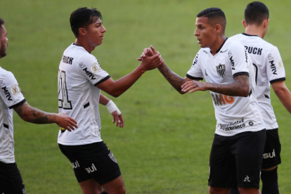 Alan Franco (i), volante del Atlético Mineiro, se prepara con el afán de ganar un título en suelo brasileño.
