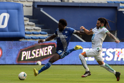 Roberto Ordóñez (i) es el delantero más importante que tiene Emelec en esta temporada.