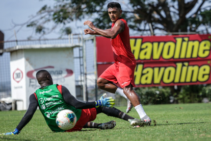 Cristian Colmán, delantero de Barcelona, será anternativa en ataque mañana sábado ante Olmedo en el estadio Monumental.