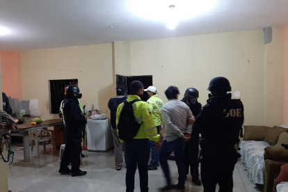 La Policía Nacional detiene a una banda en Guayaquil, en el grupo estarían dos uniformados de la ATM.