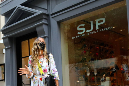 La actriz de " Sexo en la ciudad" camina fuera de su tienda de zapatos en Manhattan.