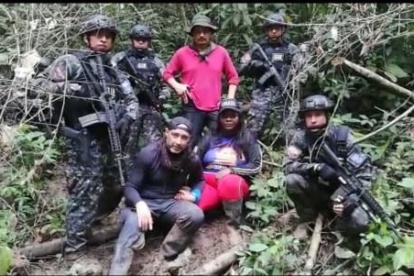 Elementos de las unidades especializadas de la policía posan con Ercy Valencia, tras conseguir localizarla en una zona selvática de Esmeraldas.