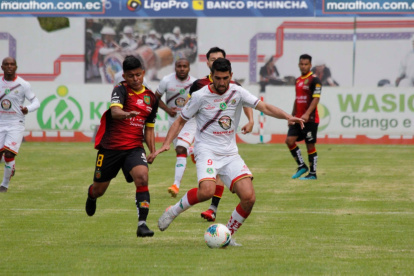Jairo Rodríguez (8) disputa el balón con Muriel Orlando (9).