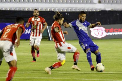 Robert Burbano (c) está muy lejos del nivel mostrado el año anterior en Delfín. Emelec sigue cuesta abajo.