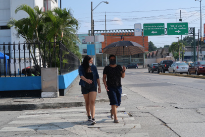 Las temperaturas altas y los rayos del sol que caen directamente obligan a los guayaquileños a usar sombrillas para protegerse.