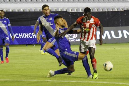 Emelec pudo ser goleado en su visita a Técnico Universitario. La derrota lo aleja del primer pelotón de la tabla.