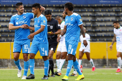 El zaguero Kevin Minda (c) fue la figura de la Universidad Católica al anotar un doblete.