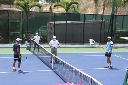 Los jueces de uno de los partidos jugados en Ballenita dan instrucciones a los jugadores por seguridad.