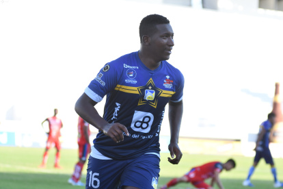 Jhon Cifuente, delantero del Cetáceo, marcó el gol del triunfo de los manabitas.