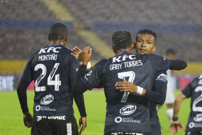 Gabriel Flores es felicitado por Fernando Guerrero luego de marcar uno de los goles del cuadro de Sangolquí.