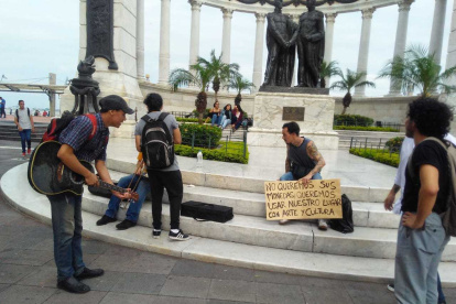 Un grupo de activistas, en el malecón, pidiendo usar el espacio público.