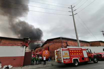 Reportan incendio estructural en una bodega en Cdla. Montebello de Guayaquil.