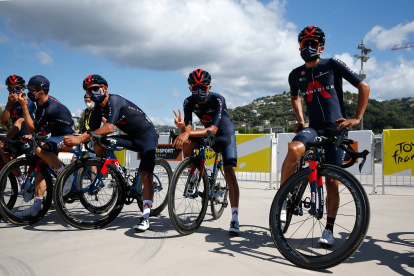 Richard Carapaz (d) junto a sus compañeros del Ineos Grenadiers previo al inicio d ela tercera etapa del Tour de Francia.