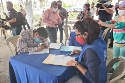 Los precandidatos del partido Fuerza EC a la Asamblea por Guayas firmaron la aceptación de sus postulaciones.