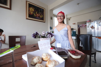 Nahomi con algunos de los productos realizado en su hogar.