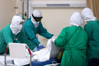 Los expertos creen que pueden existir varios pacientes que estén reinfectados y sean asintomáticos. Estos podrían estar infectando a más personas.