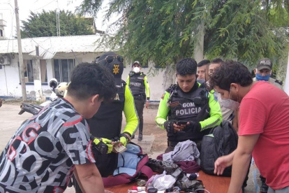 Noé Salcedo (i) fue detenido un día después del accidente que sufrió su hermano Daniel, en Perú.