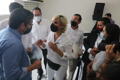 La alcaldesa, Cynthia Viteri, junto a autoridades del ministerio de Ambiente volaron sobre la vía a la Costa para ver si las canteras están haciendo explotación ilegal.