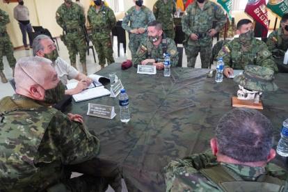 El ministro de Defensa, Oswaldo Jarrín, en Sucumbíos