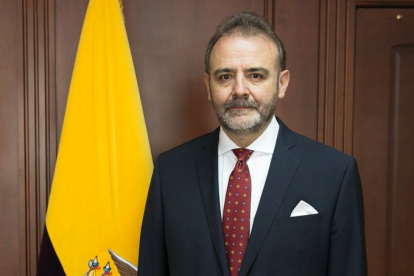 Espinosa es diplomático de carrera y ha ocupado varios cargos en el Ministerio de Relaciones Exteriores.