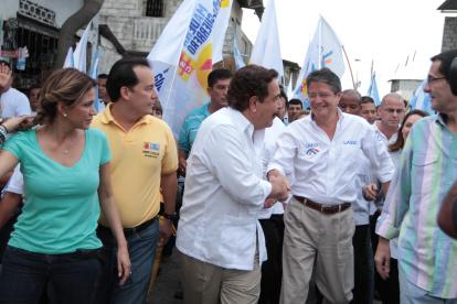 El entonces candidato presidencial Guillermo Lasso saluda con el entonces alcalde de Guayaquil, Jaime Nebot, en el marco de la contienda electoral del 2013 en la que CREO y PSC llegaron a un acuerdo electoral. La relación luego se rompió.