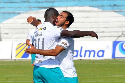 Moisés Corozo (izquierda) se ha convertido en baluarte para la defensa de Liga de Quito. Lleva dos goles de tiro libre a partido seguido.