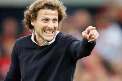 Diego Forlán, gloria del balompié uruguayo, fue destituido del banquillo de Peñarol.