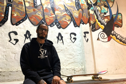 Sebastián, de 34 años, impartía clases de skateboarding a niños para su posterior incursión al surf. La pandemia lo detuvo.