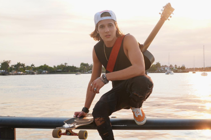 Imagen promocional del single "Háblale claro".