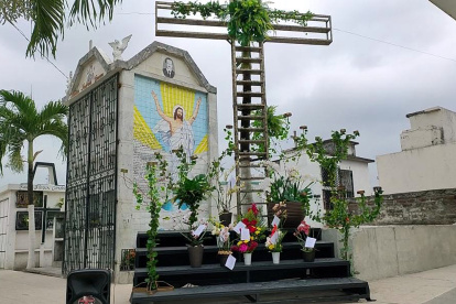La cruz. Mide doce metros y está ubicada en la puerta de ingreso del cementario del cantón.