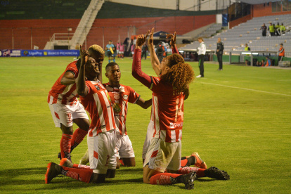 Los jugadores de Técnico Universitario se quedaron con diez desde el minuto 48 por la expulsión de Iván Zambrano.