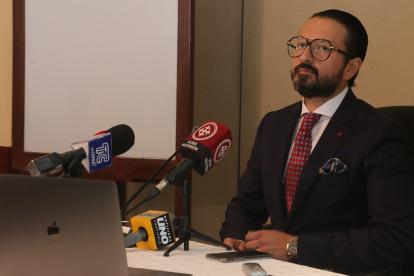 Juan Francisco Ospina, defensor de Karina Cadena, en una rueda de prensa en Guayaquil.
