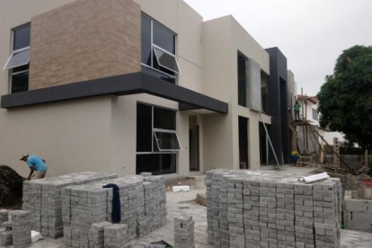 Un obrero trabaja en terminar una construcción en una ciudadela.