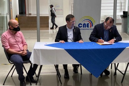 El binomio de Amigo; Pedro José Freile y Byron Solís Figueroa, firmaron su candidatura.