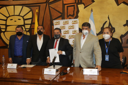 El presidente nacional de AME, Raúl Delgado (centro) flanqueado por los alcaldes Dalton Narváez, de Durán, y Edson Alvarado, de Santa Lucía.