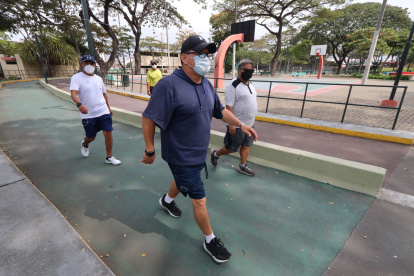 Jornada. Diversas personas acudieron al parque de la Kennedy, este martes 1 de septiembre, para ejercitarse.