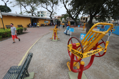 Espacios. Algunas zonas de los parques como las canchas deportivas y máquinas geriátricas, están inhabilitadas.