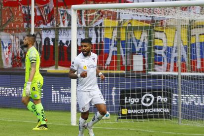 El delantero uruguayo Rodrigo Aguirre ejecutó con mucha frialdad el penal a favor de los albos.