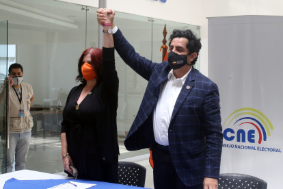 Xavier Hervas y María Sara Jijón firmaron ayer la aceptación de la precandidatura como binomio presidencial de la Izquierda Democrática.