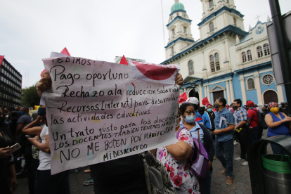 Los maestros han realizado varias jornadas de protestas para exigir el pago de sus haberes.