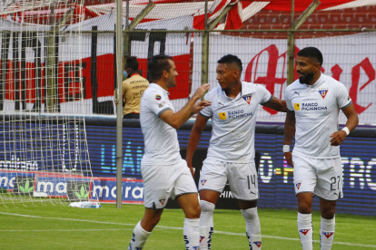 Rodrigo Aguirre (d), delantero de Liga de Quito, celebra el tanto conseguido frente a Macará.