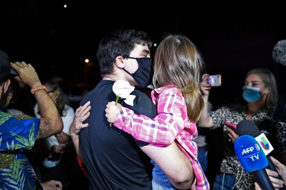 CARACAS. El activista político José Daniel Hernández recibe el saludo de su familia, tras la sede del Servicio Bolivariano de Inteligencia Nacional (SEBIN), luego del indulto que recibió junto a más de 100 legisladores y asociados del líder opositor Juan Guaido.