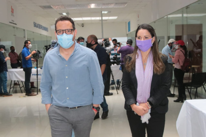 El funcionario llegó acompañado por Ana María Pesantes, con quien completa el binomio presidencial.