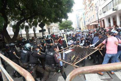 Hecho. Al momento que los participantes intentar estar cerca de la entra principal de la Gobernación, fueron bloqueados por policías.