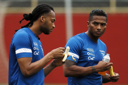 Antonio Valencia (d) jugaría en el Yeni Malatyaspor, donde la anterior temporada jugó Arturo Mina.