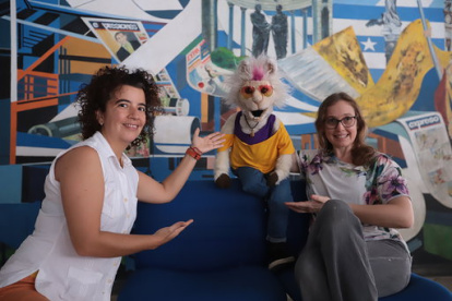 Alexandra, la llama Nina y Valeana, las protagonistas del proyecto educativo.