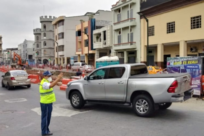 En el centro de Guayaquil se remodela el sistema de la Metrovía. En García Avilés y Colón estará abierto un solo carril.