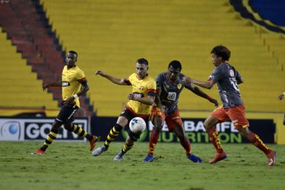 Emmanuel Martínez (c) se está convirtiendo en el nuevo grito de gol de Barcelona.