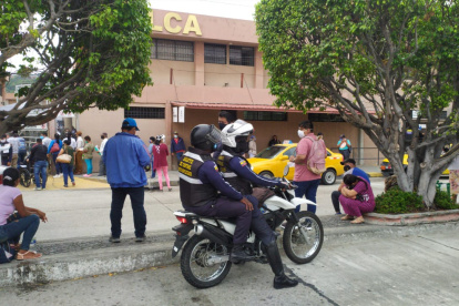 Solca.  En los exteriores de este centro hospitalarios, decenas de vendedores fueron retirados del sitio para evitar aglomeraciones.