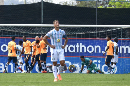 Los jugadores de la Católica celebran uno de los tantos mientras Michael Hoyos, del City, se lamenta.